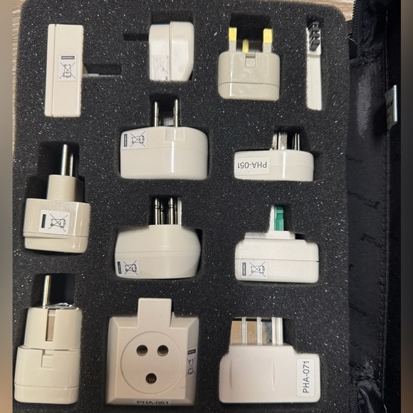 Toshiba European travel pack - Picture 2 of 2